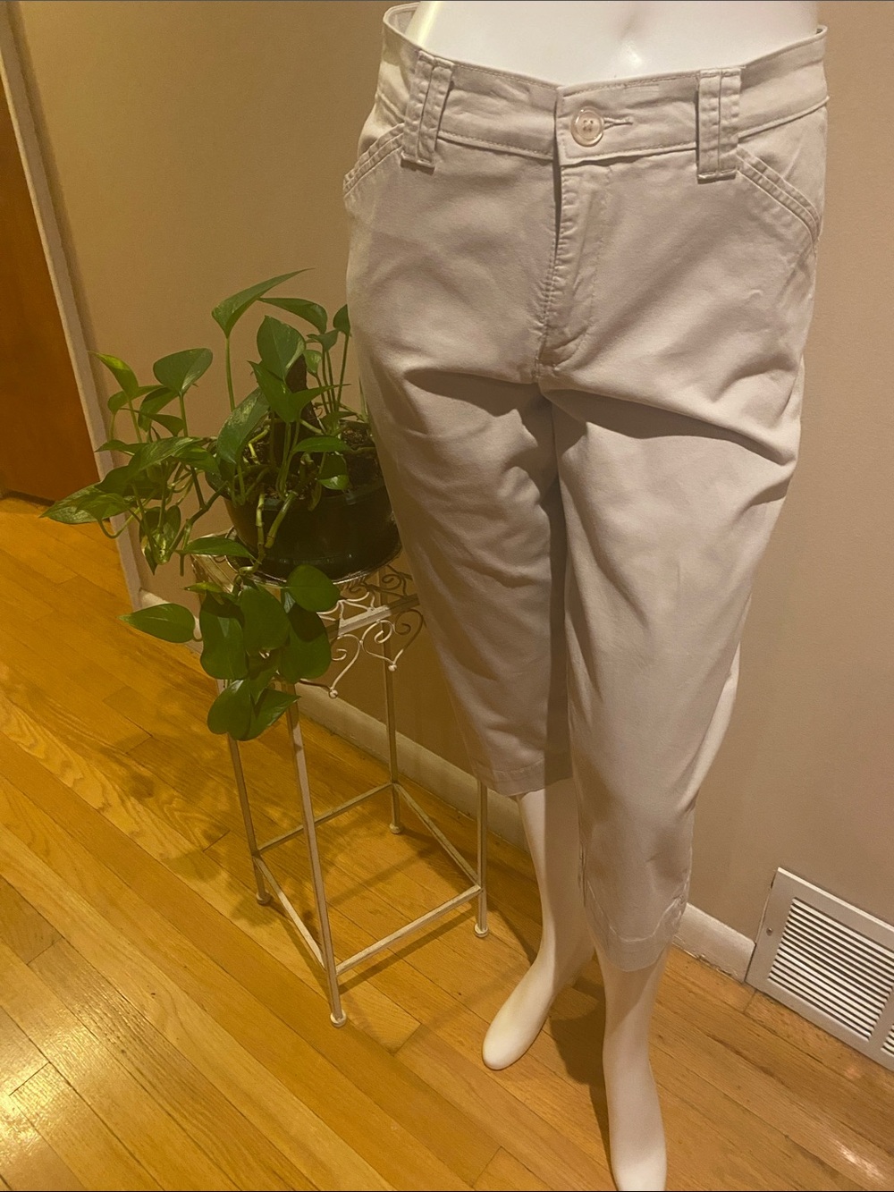 Women's Capri Beige Pants
